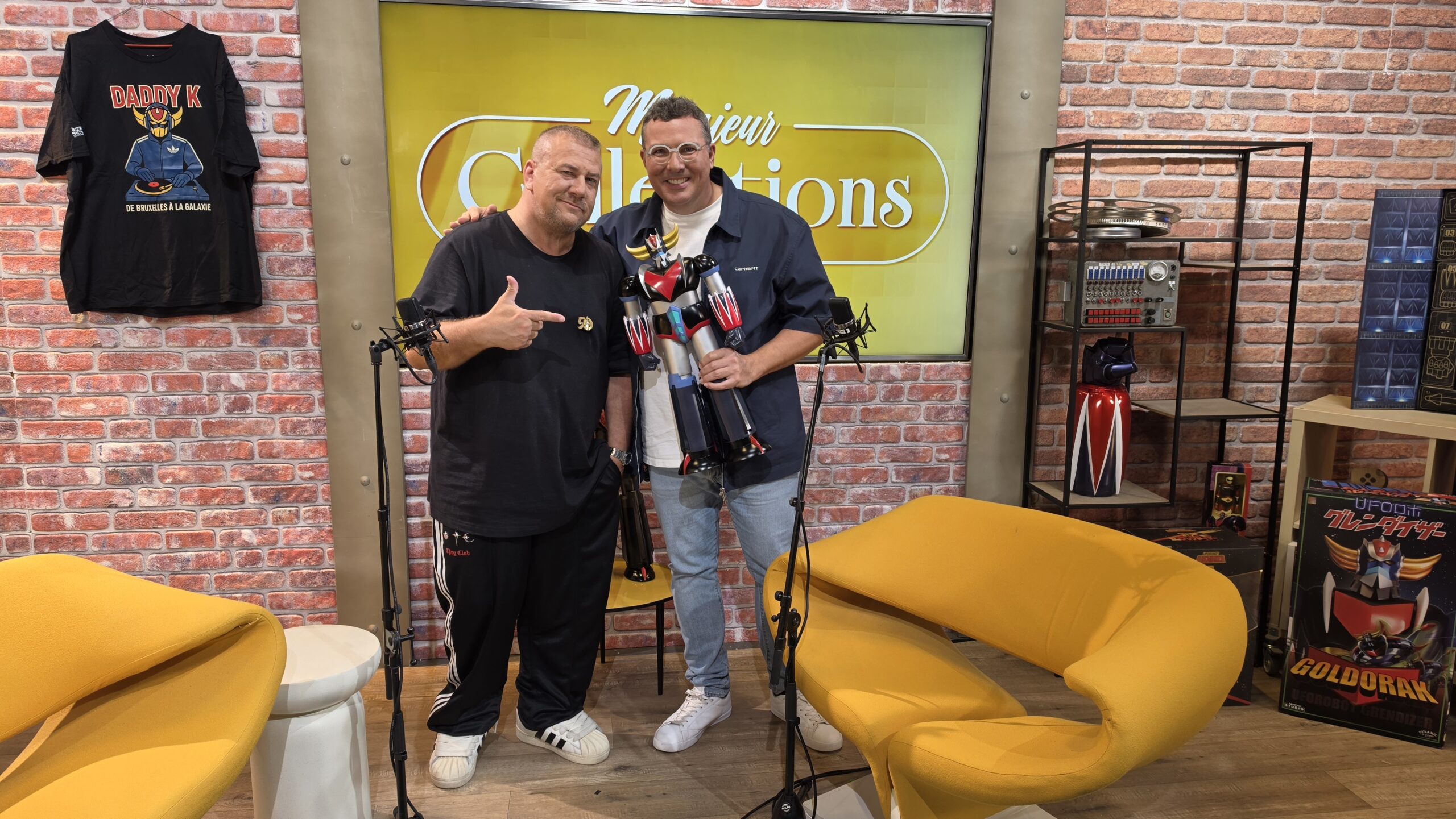 Sébastien Delcampe et son invité sur le plateau de Monsieur Collections reçoit à la RTBF, avec des objets de collection